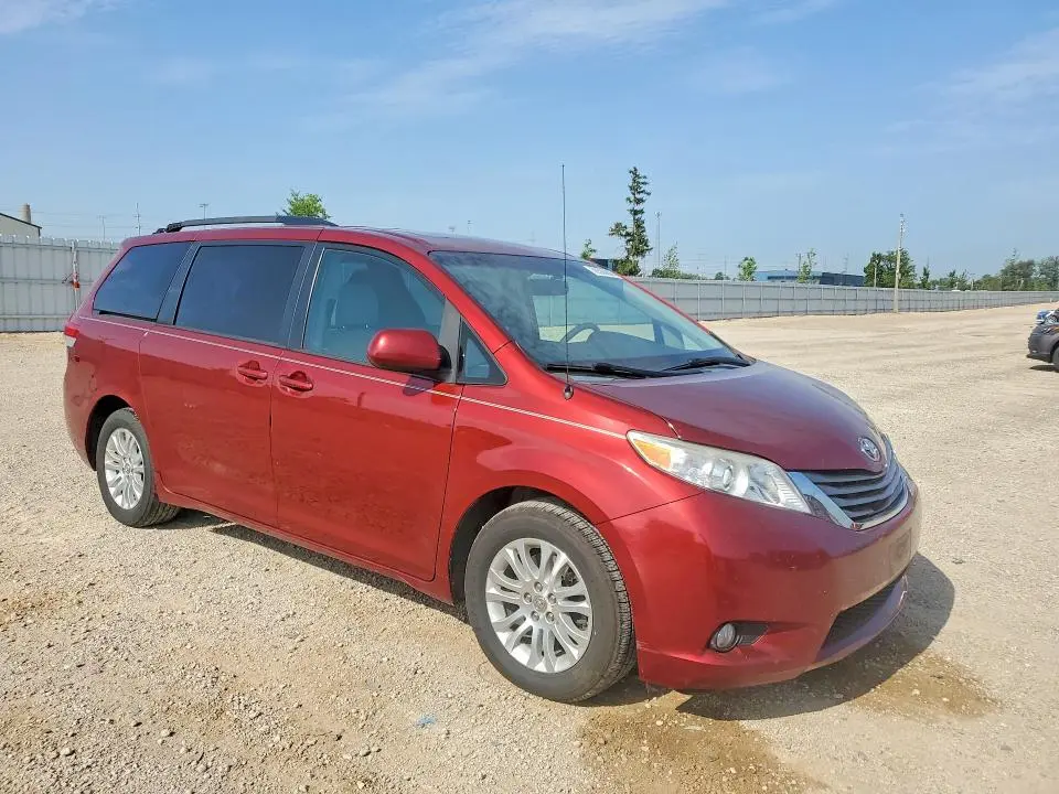 2013 TOYOTA SIENNA XLE 8-PASSENGER  