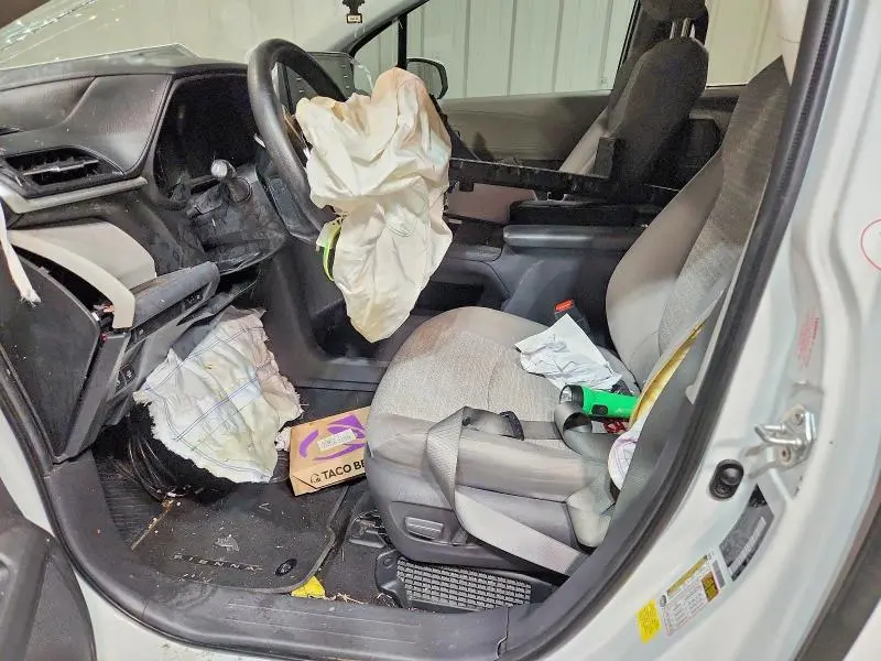 2021 TOYOTA SIENNA LE  