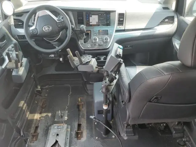 2017 TOYOTA SIENNA SE  