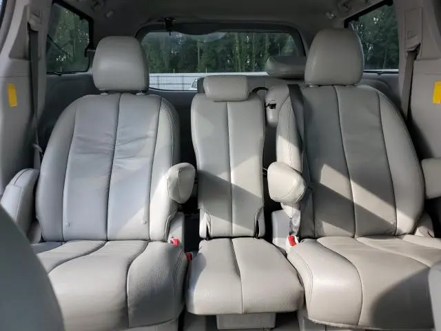 2014 TOYOTA SIENNA LE  