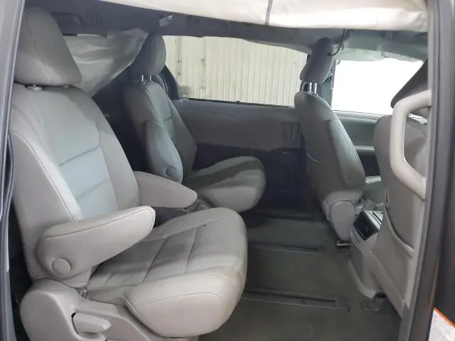 2017 TOYOTA SIENNA XLE