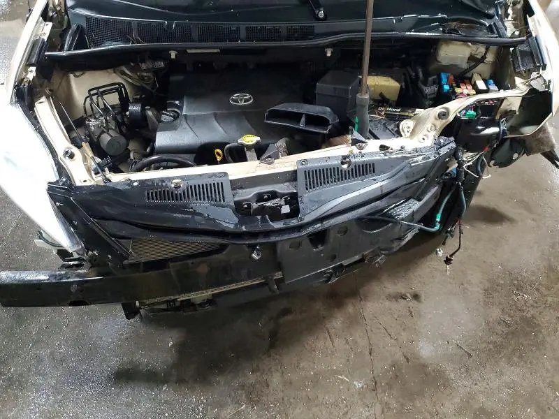 2011 TOYOTA SIENNA LE 8-PASSENGER  