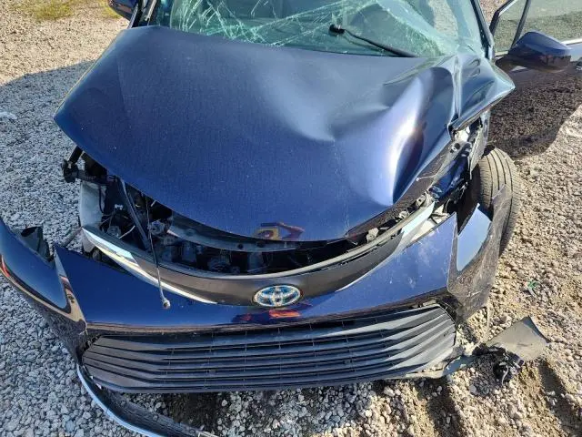 2021 TOYOTA SIENNA XLE  