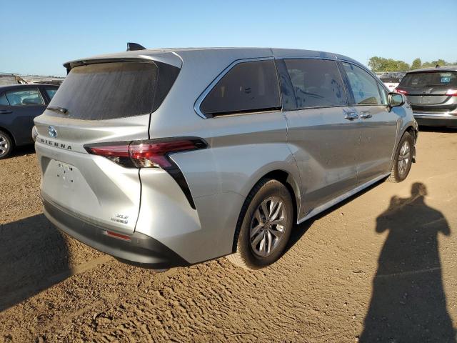 2022 TOYOTA SIENNA XLE