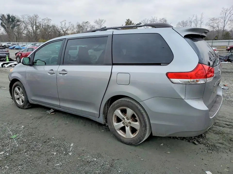 2013 TOYOTA SIENNA LE  