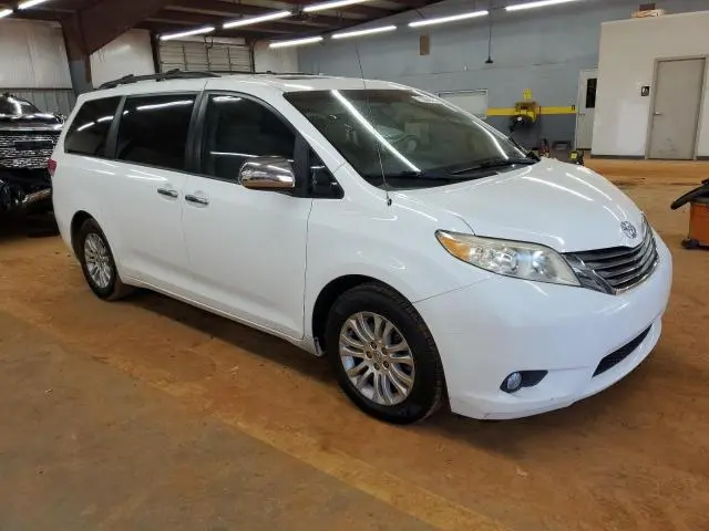 2013 TOYOTA SIENNA XLE  