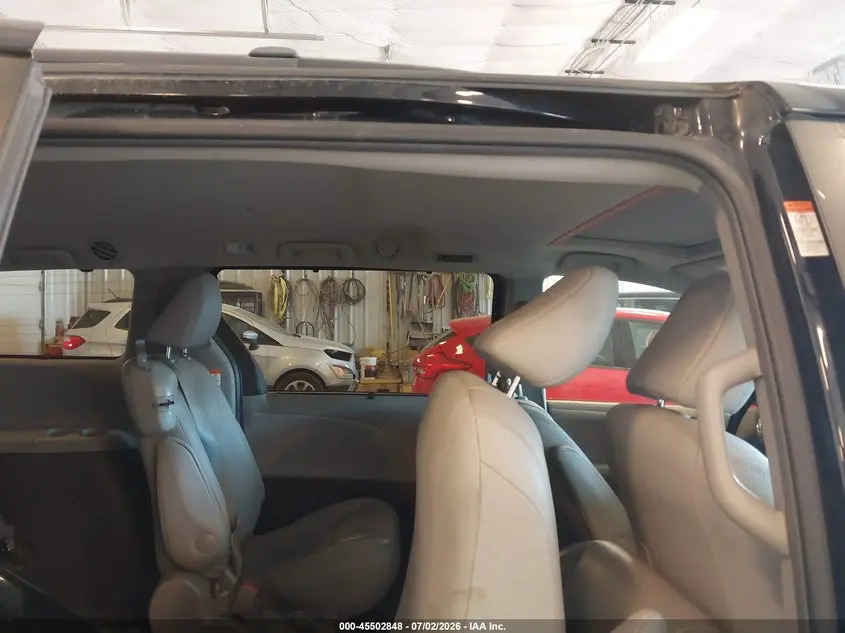2016 TOYOTA SIENNA XLE 8 PASSENGER