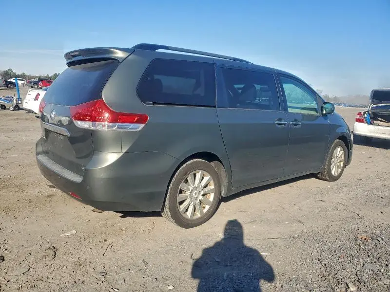 2012 TOYOTA SIENNA XLE  