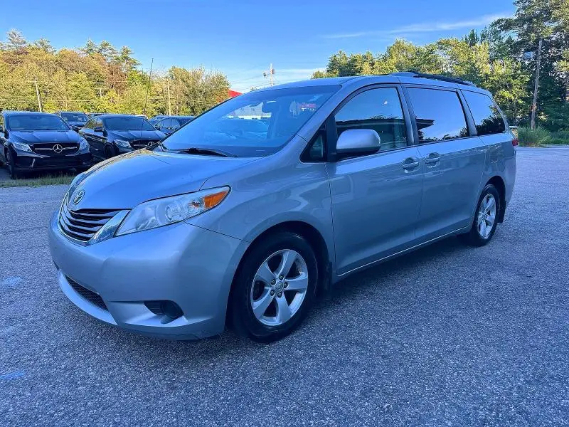 2014 TOYOTA SIENNA LE  