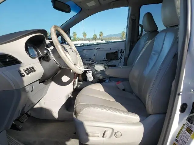 2014 TOYOTA SIENNA XLE  