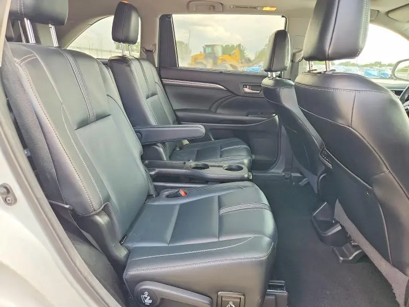 2017 TOYOTA HIGHLANDER SE  