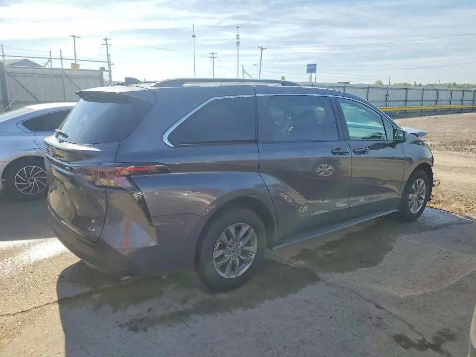 2025 TOYOTA SIENNA LE  