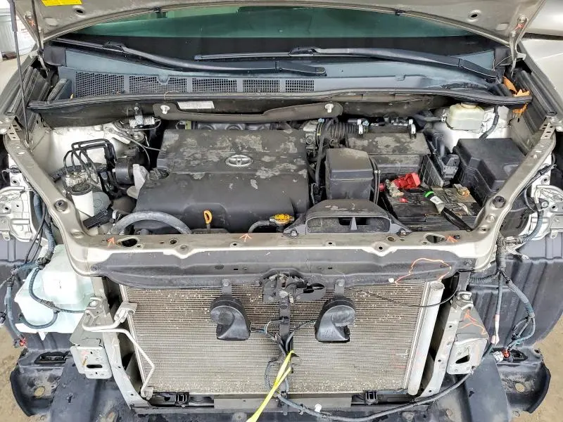 2016 TOYOTA SIENNA LE  