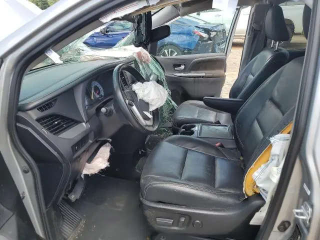 2019 TOYOTA SIENNA SE  
