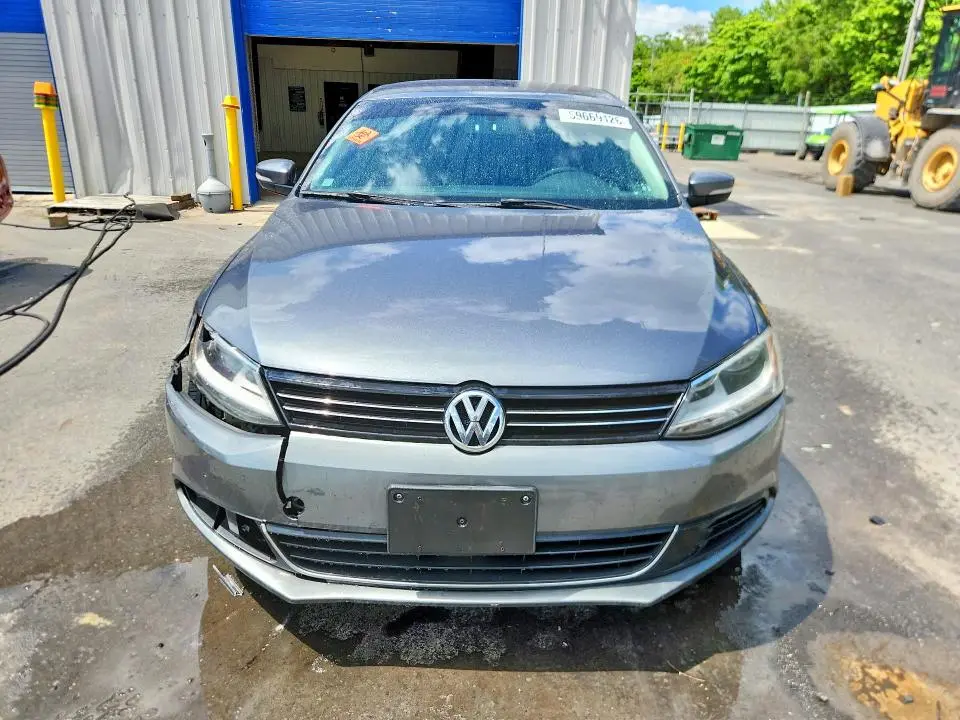2013 VOLKSWAGEN JETTA SE  