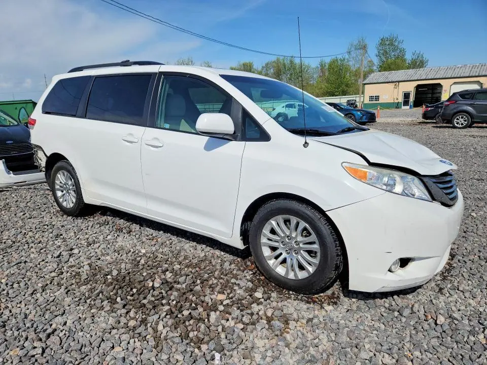 2014 TOYOTA SIENNA XLE 8-PASSENGER  