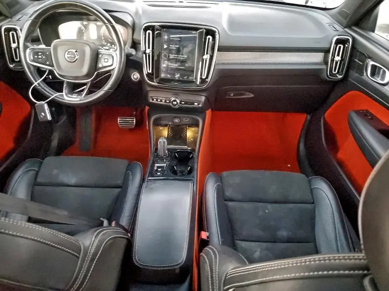 2019 VOLVO XC40 T5 MOMENTUM  