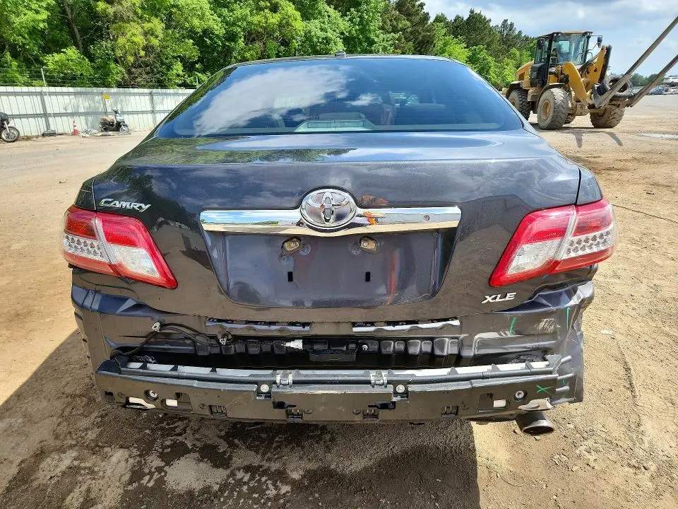 2011 TOYOTA CAMRY XLE  