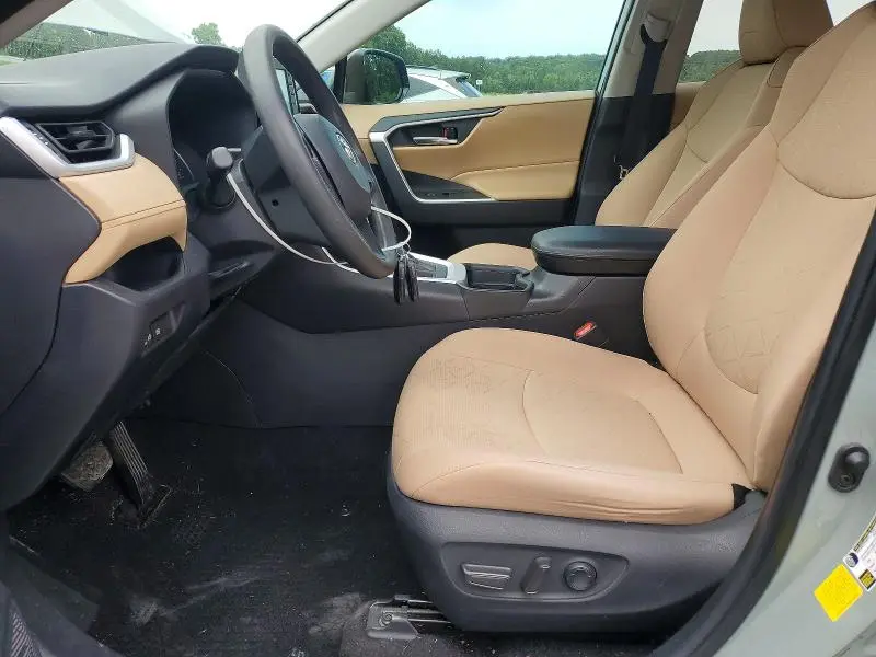 2021 TOYOTA RAV4 XLE  