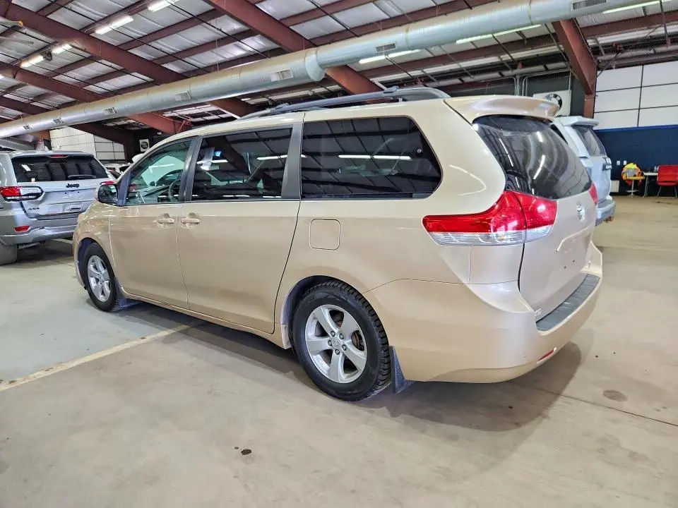 2013 TOYOTA SIENNA LE  