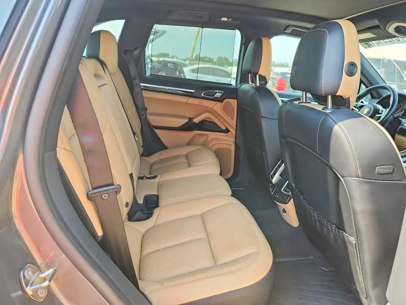2016 PORSCHE CAYENNE   