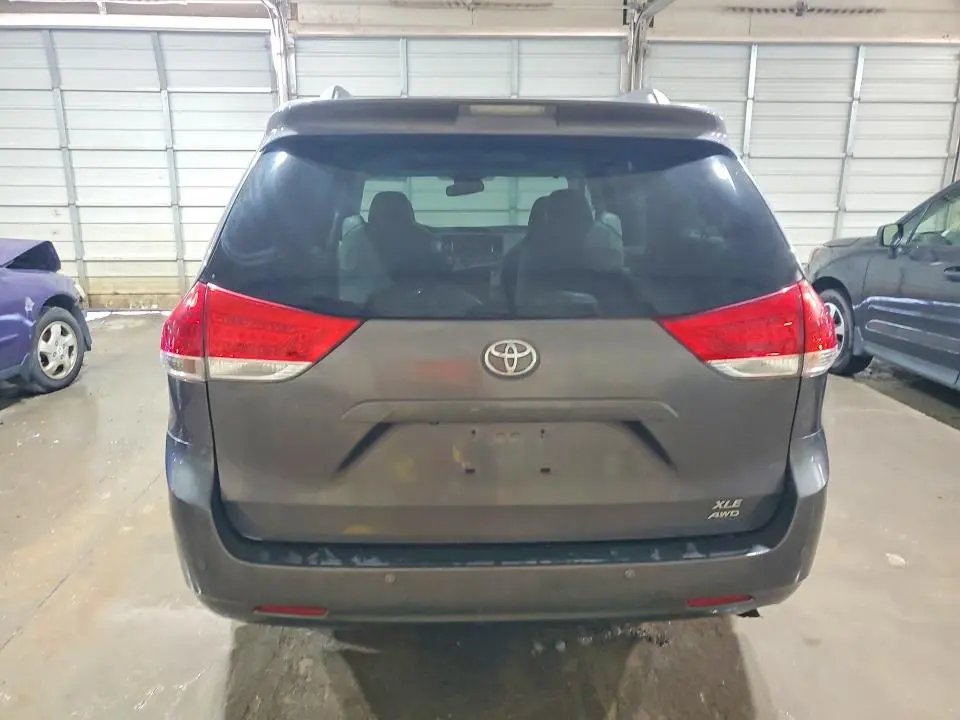 2013 TOYOTA SIENNA XLE 7-PASSENGER  
