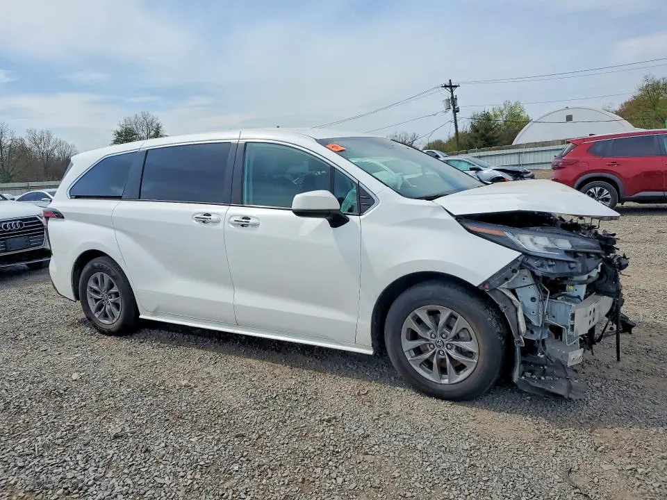 2022 TOYOTA SIENNA LE  