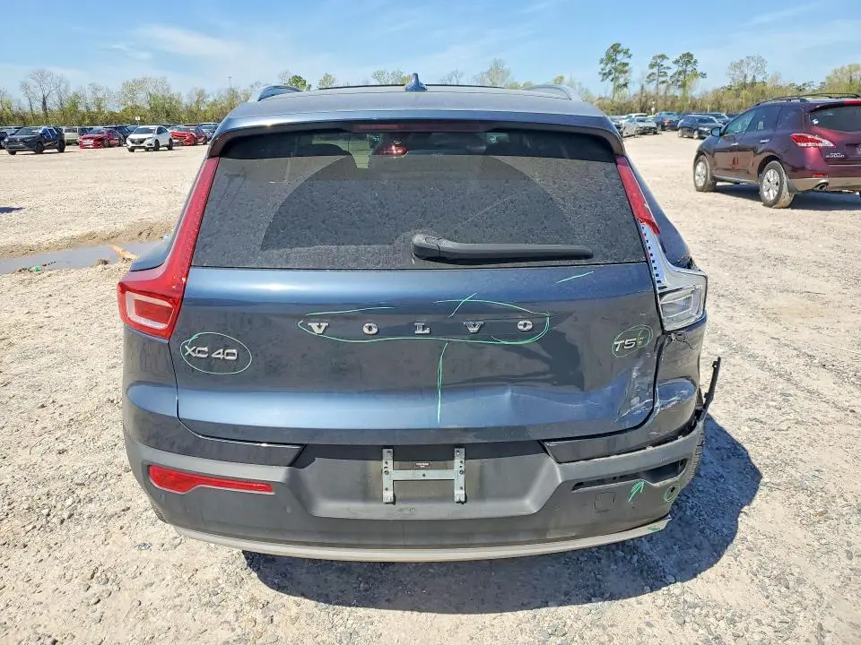 2021 VOLVO XC40 T5 MOMENTUM  