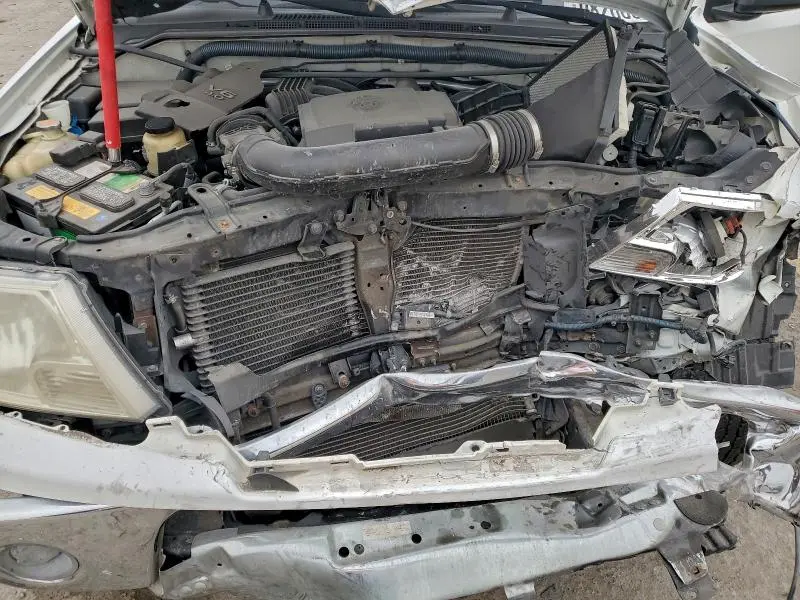 2010 NISSAN FRONTIER CREW CAB SE  