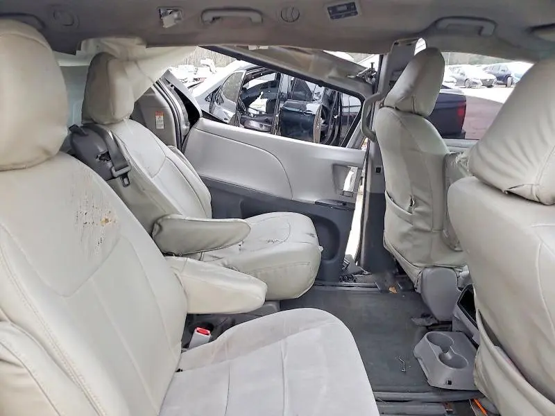 2015 TOYOTA SIENNA LE  