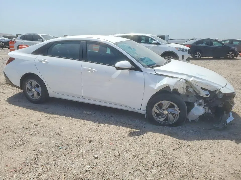 2024 HYUNDAI ELANTRA SE  