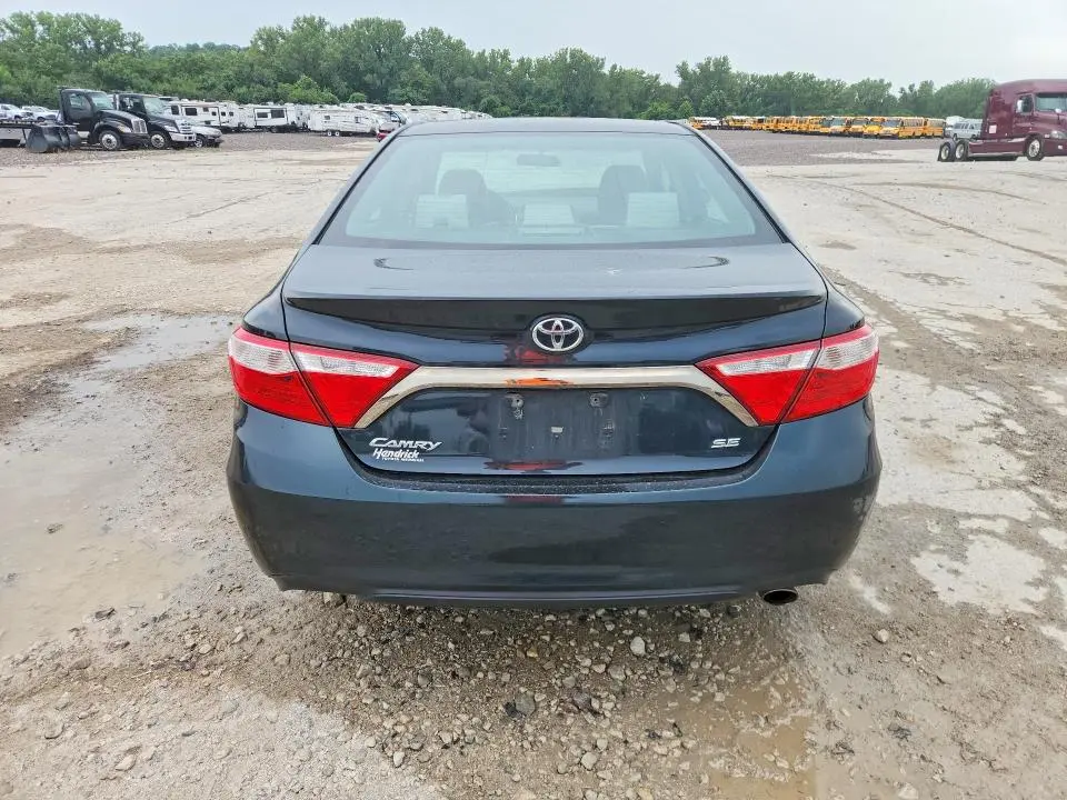 2016 TOYOTA CAMRY SE  