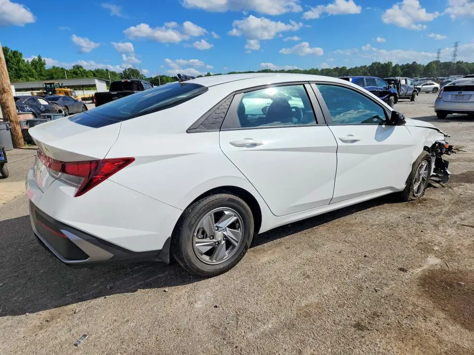 2024 HYUNDAI ELANTRA SE  