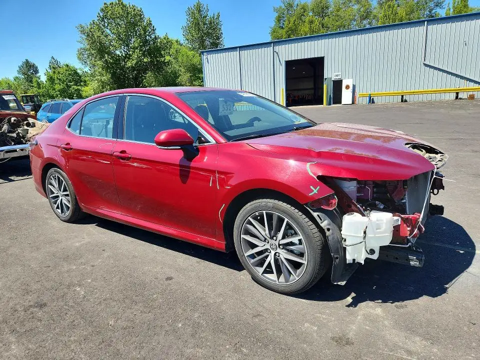 2022 TOYOTA CAMRY XLE  