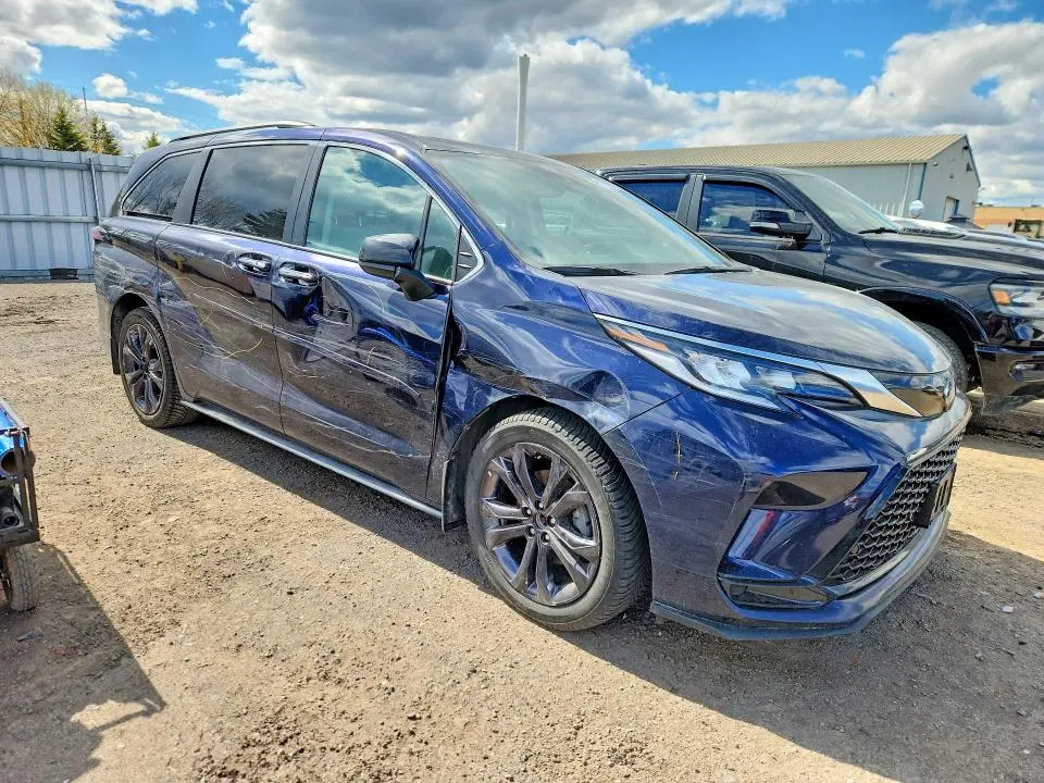 2022 TOYOTA SIENNA LE  
