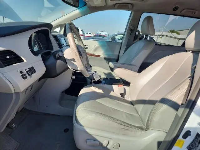 2013 TOYOTA SIENNA XLE  