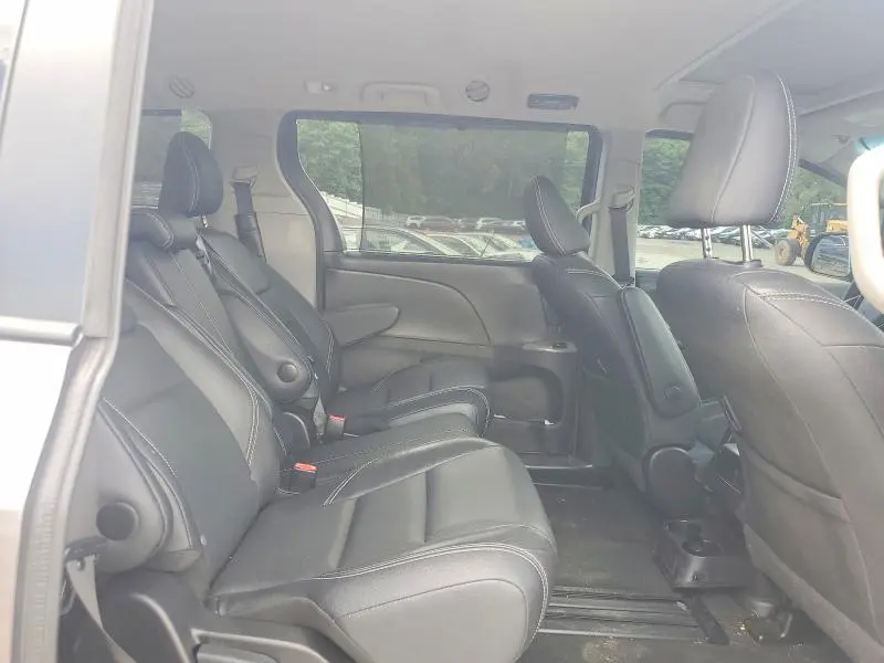 2017 TOYOTA SIENNA SE  