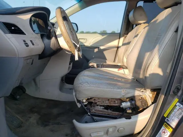 2011 TOYOTA SIENNA LE