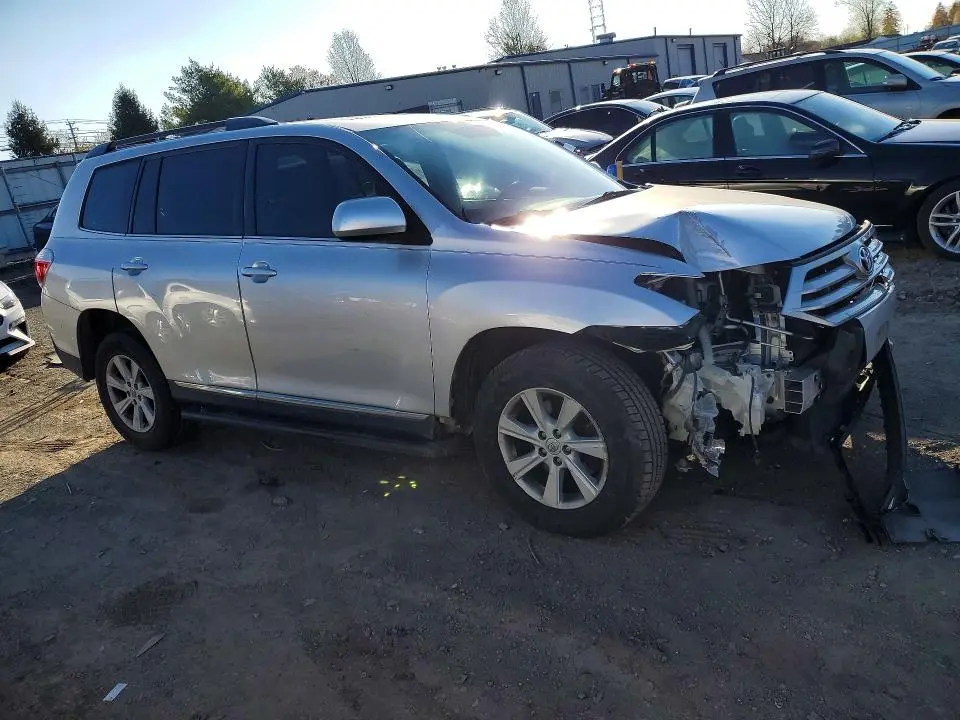 2013 TOYOTA HIGHLANDER SE  