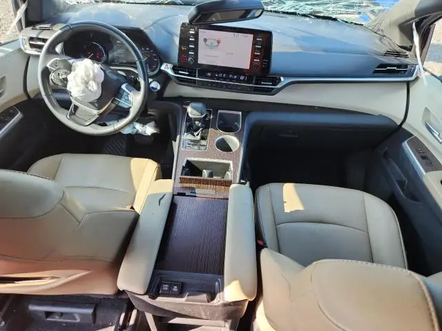 2021 TOYOTA SIENNA XLE  