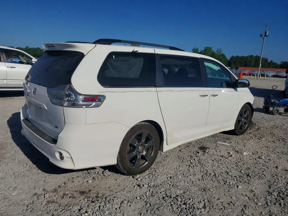 2017 TOYOTA SIENNA SE  
