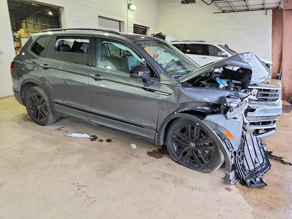 2022 VOLKSWAGEN TIGUAN SE R-LINE BLACK  