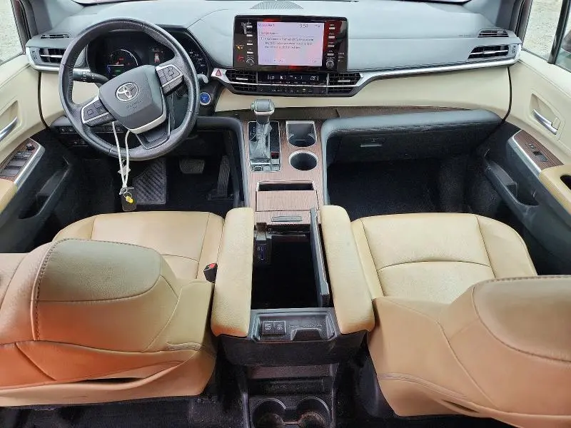 2022 TOYOTA SIENNA XLE  