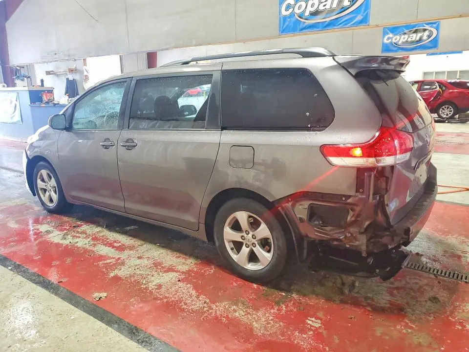 2014 TOYOTA SIENNA LE 8-PASSENGER  