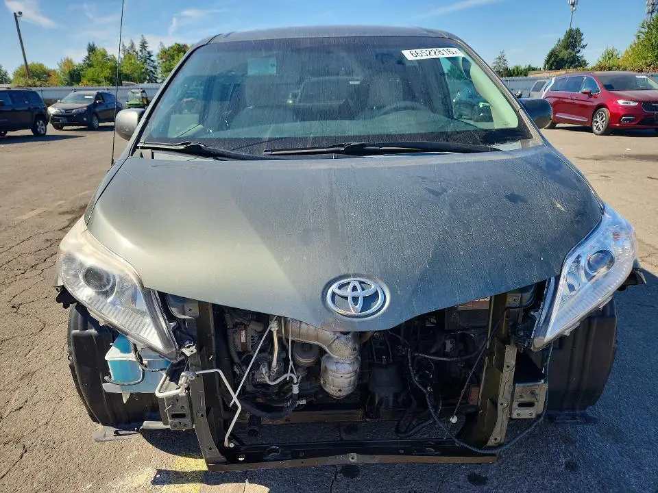 2013 TOYOTA SIENNA LE  