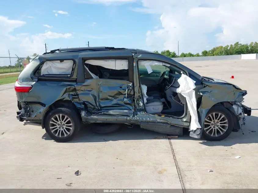 2019 TOYOTA SIENNA XLE 8 PASSENGER