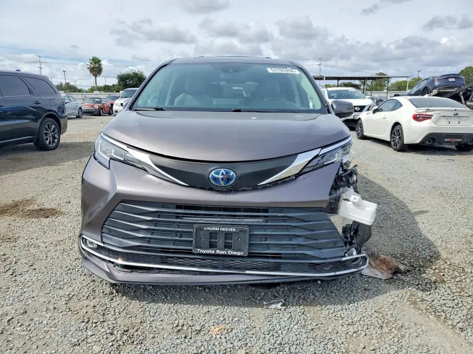 2022 TOYOTA SIENNA XLE  