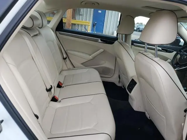 2017 VOLKSWAGEN PASSAT SE  