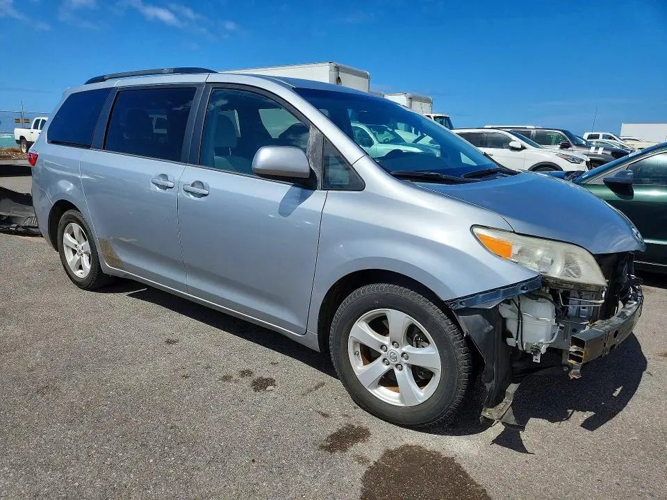 2015 TOYOTA SIENNA LE  