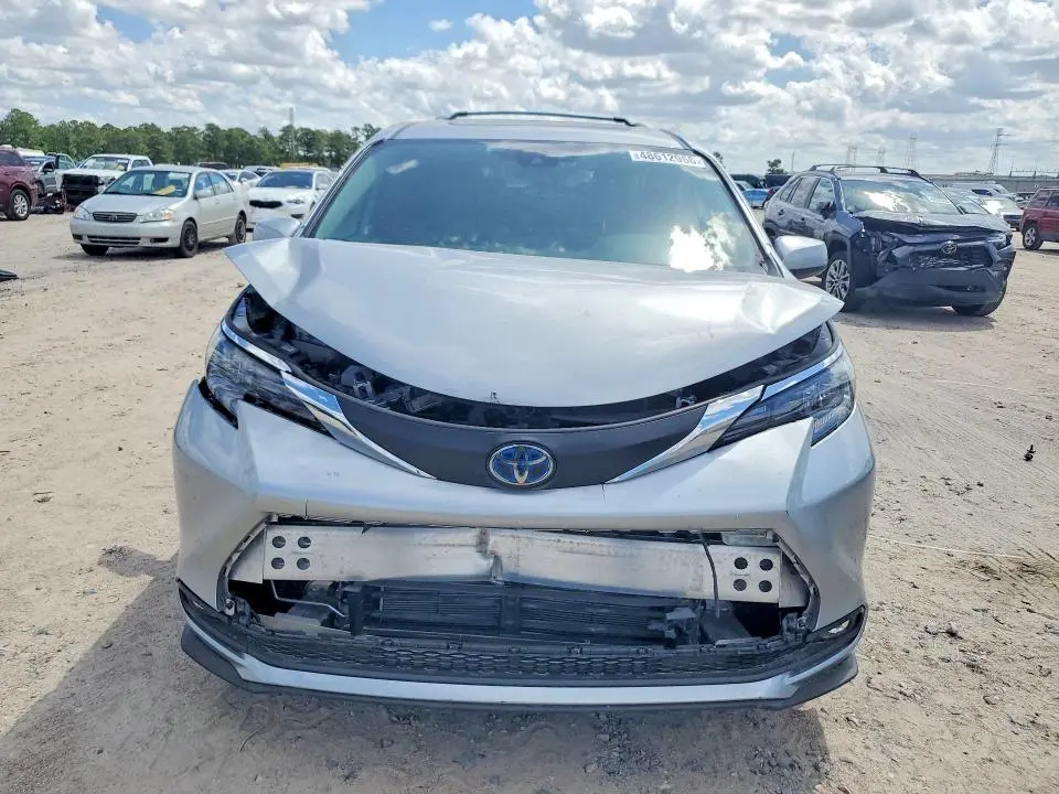 2025 TOYOTA SIENNA XLE 8-PASSENGER  